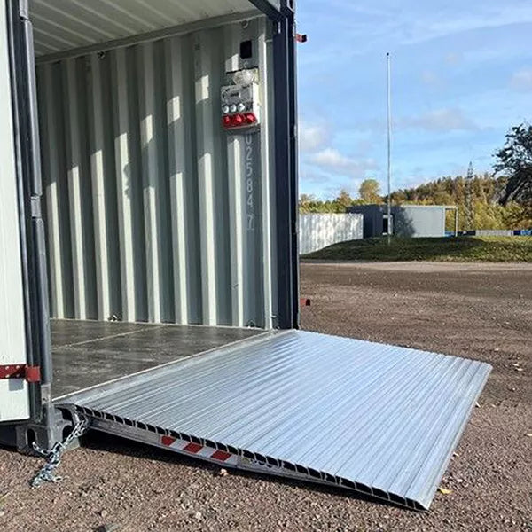 Containerrampe – Breite 2200 mm – Länge 1560 mm – Max. Belastung 1 t – Höhenunterschied 100 bis 159 mm